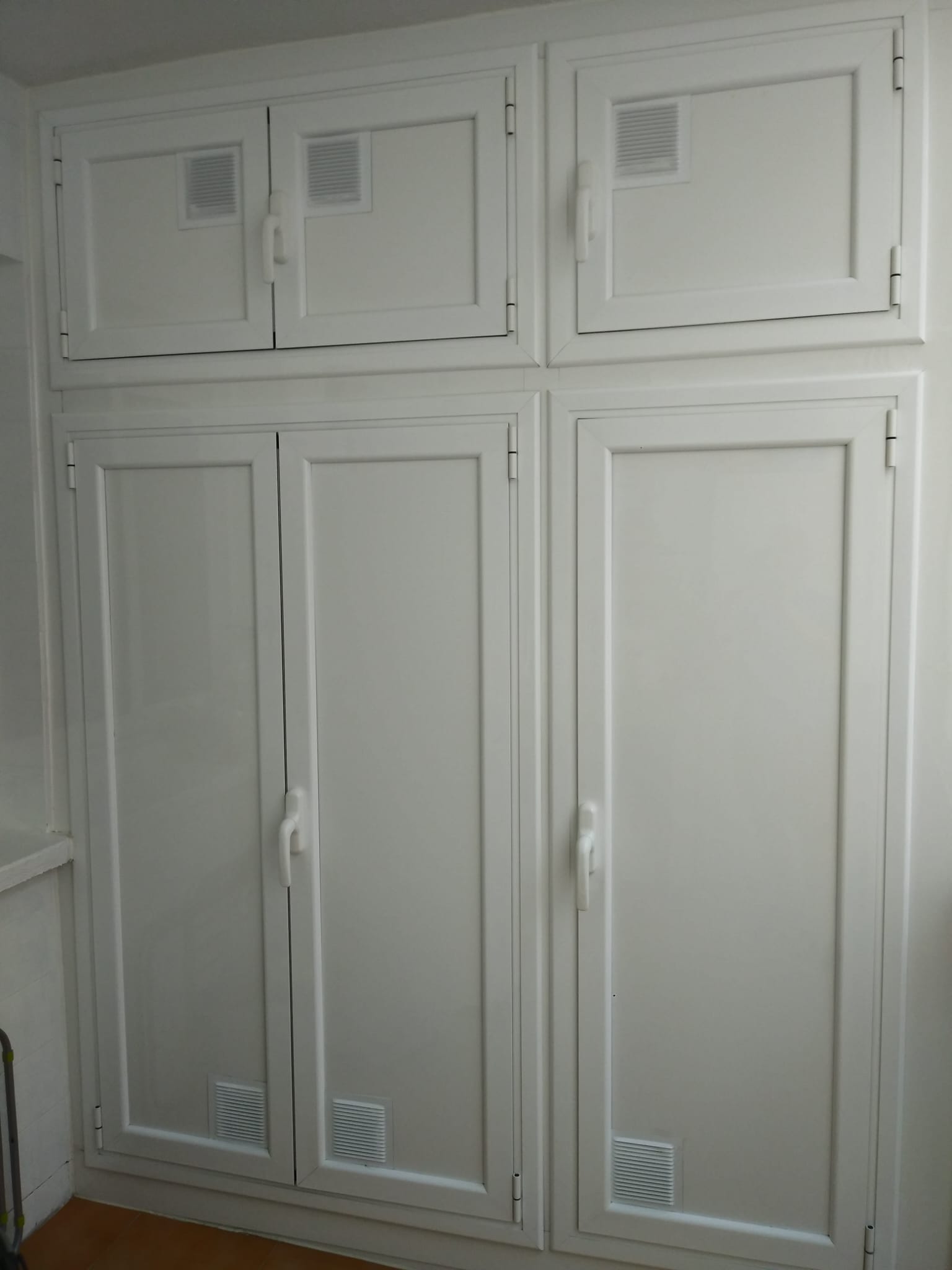 Armario de aluminio blanco a medida para interior con rejillas de ventilación