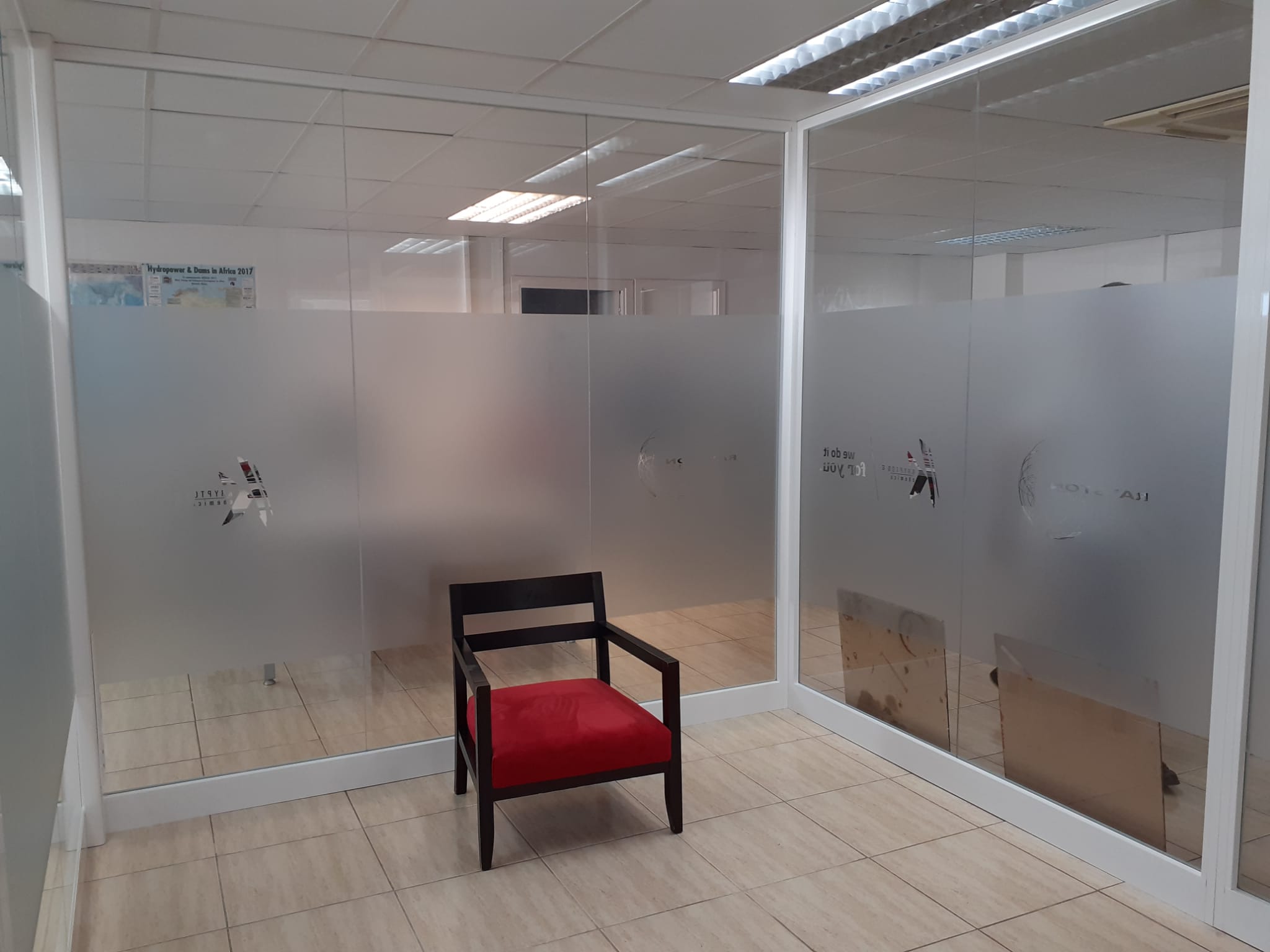Mamparas y divisiones de vidrio con perfilería de aluminio blanca en oficina