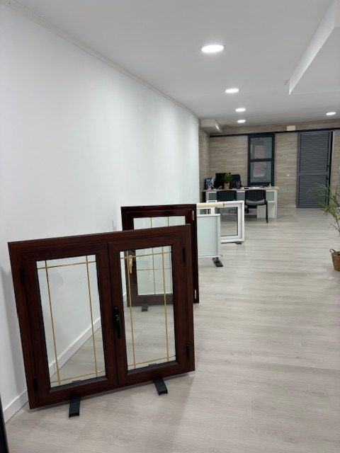 Showroom J. Ariza Aluminis – ventanas de aluminio imitación madera expuestas